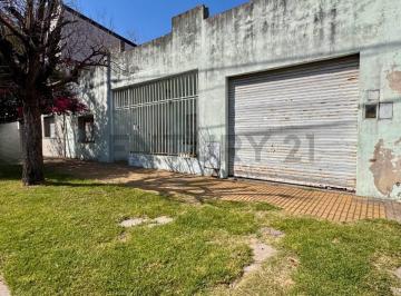 Casa · 130m² · 3 Ambientes · Venta Casa 3 Ambientes Caseros a Reciclar Cochera Patio