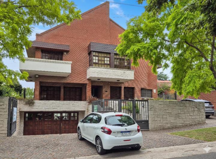 Casa · 633m² · 6 Ambientes · 3 Cocheras