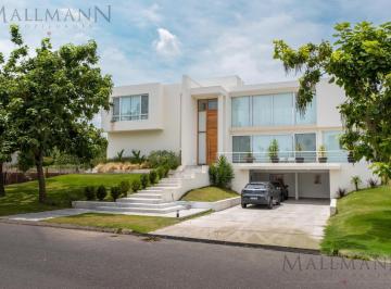 Casa · 397m² · 8 Ambientes · 2 Cocheras · Venta Casa 4 Dorm. en La Berlina Diseño Moderno y Funcional