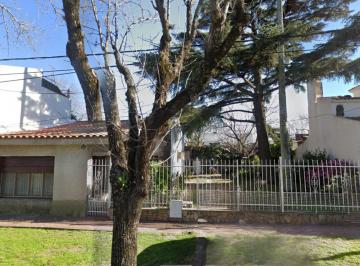 Terreno · 108m² · 5 Ambientes · 3 Cocheras · Casa con Gran Terreno Arbolado de 17 m de Frente