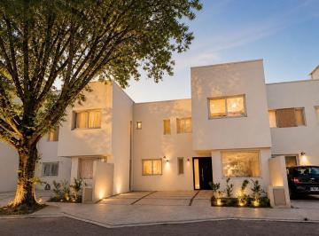 Casa · 156m² · 5 Ambientes · 2 Cocheras · Venta Casa Duplex con Jardin y Terraza en Lomas de San Isidro a Estrenar! Ultima Unidad!