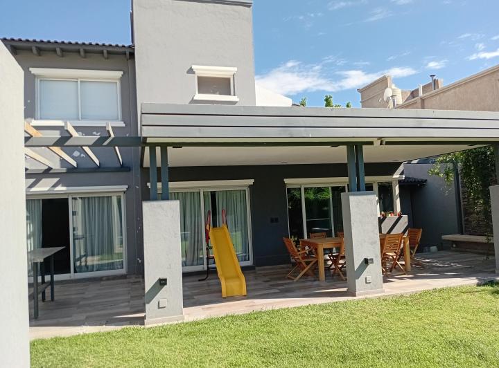 Casa · 250m² · 4 Dormitorios · 2 Cocheras