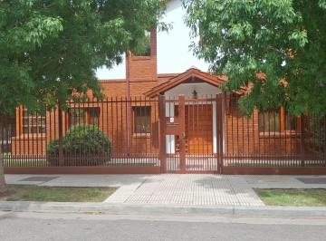 Casa · 271m² · 5 Ambientes · 2 Cocheras · Venta de Casa de Cuatro Dorm. en Manzanar Cipolletti