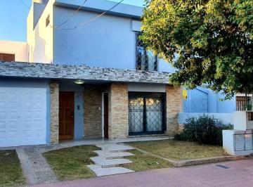 Casa · 239m² · 8 Ambientes · 1 Cochera · Bº Jardin - Casa Más 2 Deptos, Excelente Inversion!