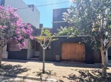 Casa · 171m² · 4 Ambientes · 1 Cochera · Casa en Luján Centro Excelente Ubicación