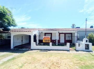 Casa de 3 ambientes, Berazategui · Casa con 2 Dorm. de 200 m² en Venta en Guillermo Hudson