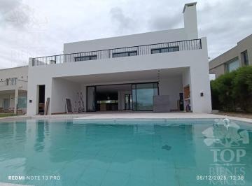 Casa · 210m² · 6 Ambientes · 1 Cochera · Casa a La Laguna