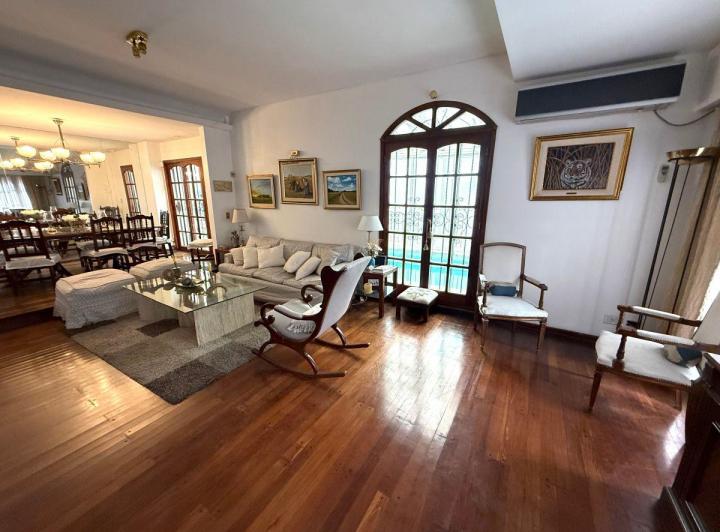 Casa · 315m² · 6 Ambientes · 1 Cochera
