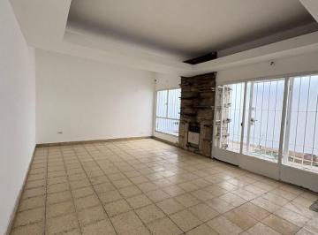 Casa · 160m² · 5 Ambientes · 1 Cochera · Oportunidad Alberdi Casa de 4 Dorm. con Terraza y Patio Propio