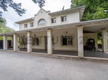 Casa · 230m² · 6 Ambientes · Casa en Venta en Campos de Roca 1