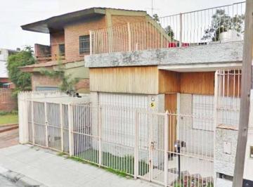 Casa · 70m² · 2 Dormitorios · 1 Cochera · Casa 3amb con Cochera, Patio y Terraza.