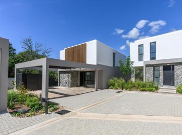 Casa · 221m² · 3 Dormitorios · 2 Cocheras · Casa a Estrenar en Venta de 3 Dorm. en en Villa Warcalde.