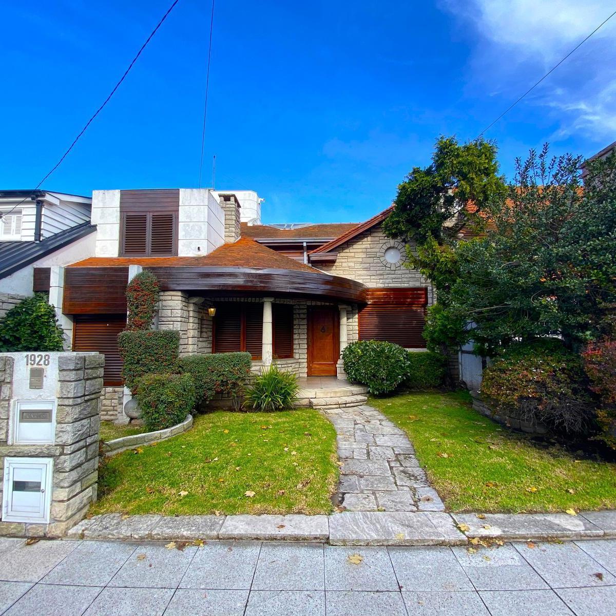 Excelente Chalet 6 Ambientes con Amplio Jardín y Piscina Climatizada - Rodriguez Peña al 1900