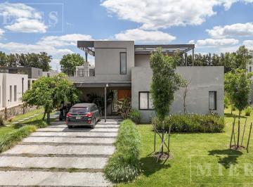 Casa · 212m² · 6 Ambientes · 2 Cocheras · Casa en Venta en La Calesa, Pilara