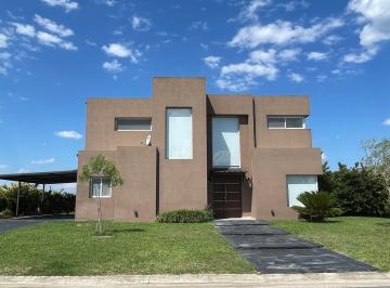 Casa · 200m² · 5 Ambientes · 2 Cocheras · Casa en Venta en San Sebastian - Area 8, San Sebastian, Escobar