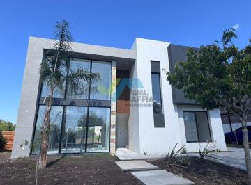 Casa · 180m² · 6 Ambientes · 1 Cochera · Venta de Casa Moderna en Dos Plantas - Santa Elena Pilar del Este