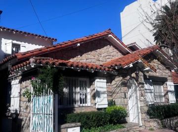 Casa · 138m² · 3 Ambientes · 1 Cochera · Venta Casa 3 Amb con Dependencia Doble Garaje y Patio Zona Guemes