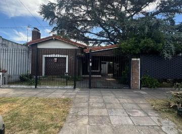 Casa · 240m² · 4 Ambientes · 1 Cochera · Venta Casa. Marcos Paz 1100