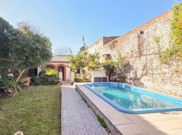 Casa · 202m² · 4 Dormitorios · 1 Cochera · Casa a La Venta 4 Dorm. en Barrio Tiro Suizo