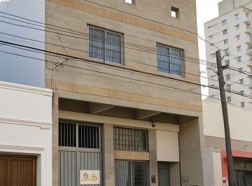 Local comercial · 948m² · 9 Ambientes · 3 Cocheras · Galpón Industrial en Venta con Oficinas y Montacargas – Av Colón