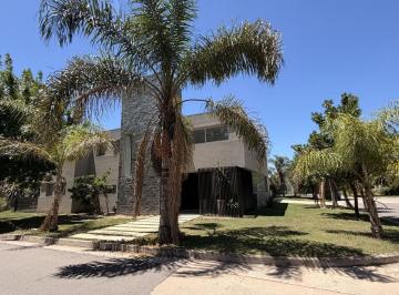 Casa · 804m² · 9 Ambientes · 4 Cocheras · Exclusiva Casa en Venta en Jardín Inglés, Valle Escondido Sobre Lote Esquina!
