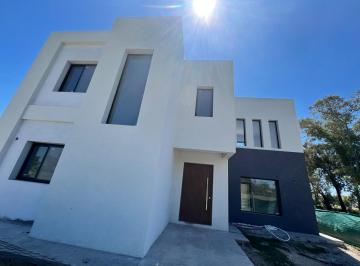 Casa · 195m² · 5 Ambientes · 2 Cocheras · Casa con Pileta en Venta en Santa Sofia, Pilar del Este