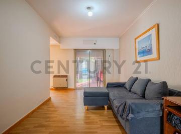 PH · 123m² · 4 Ambientes · Venta PH 4 Ambientes con Jardín y Terraza | Castelar Centro – Apto Crédito