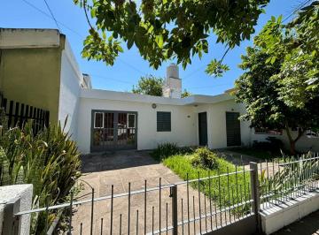 Casa · 225m² · 5 Ambientes · 1 Cochera · Casa 2 Dorm. Patio y Cochera en Panamericano - Venta