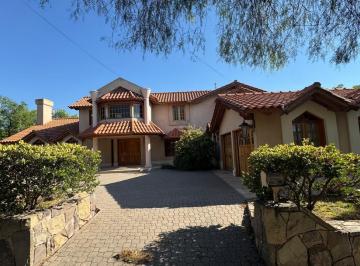 Casa · 455m² · 8 Dormitorios · 2 Cocheras · Vende Casa de Categoria en Dalvian