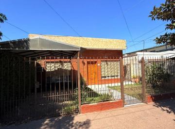 Casa de 3 ambientes, Lanús · En Alquiler Casa 3 Amb con Patio, Fdo Libre, Entrada de Coche y Terraza Lanus