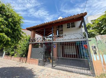 Casa · 220m² · 4 Ambientes · 1 Cochera · Casa en Villa Centenario