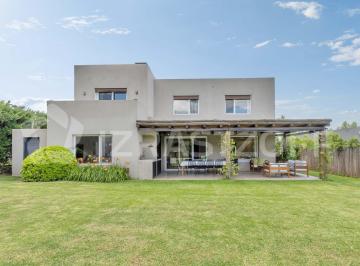 Casa · 229m² · 6 Ambientes · 2 Cocheras · Casa en Venta en Las Liebres, 3 Dorm., Playroom, Jardin y Pileta
