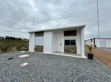 Casa · 55m² · 3 Ambientes · 1 Cochera · Colonia, Venta de Casa de 2 Dorm. y Patio a Estrenar!