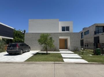 Casa · 267m² · 6 Ambientes · 4 Cocheras · Casa en Venta en Laguna Grande