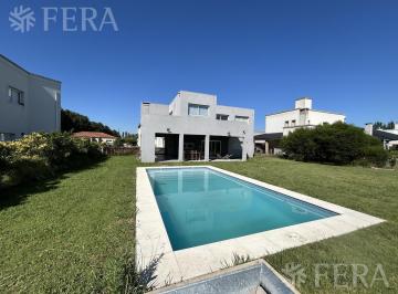 Casa · 135m² · 5 Ambientes · 2 Cocheras · Venta Casa 5 Ambientes con Galeria y Piscina en Barrio El Rebenque - Canning