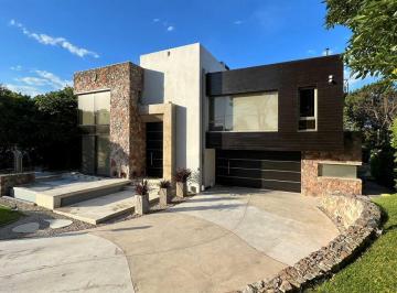 Casa · 310m² · 6 Ambientes · 4 Cocheras · Espectacular Casa de Categoría con Pileta en Pleno Centro de Pinamar!