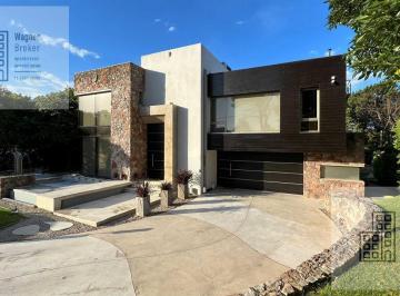 Casa · 310m² · 6 Ambientes · 4 Cocheras · Espectacular Casa de Categoría con Pileta en Pleno Centro de Pinamar!