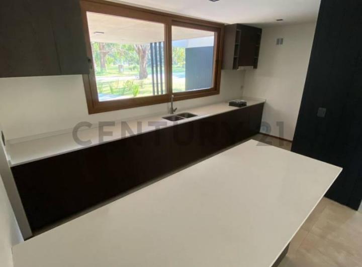 Casa · 255m² · 4 Ambientes · 4 Cocheras