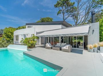 Casa · 240m² · 3 Ambientes · 1 Cochera · Casa en Sierra de Los Padres - Piscina - Moderna