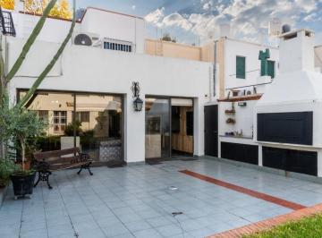 Casa · 236m² · 6 Ambientes · Casa en Venta en Republica de La Sexta de 3 Dorm. con Jardin