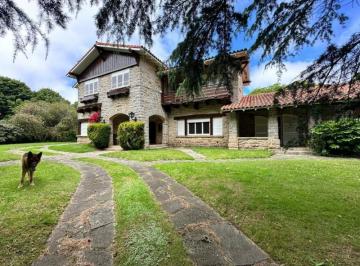 Casa · 800m² · 6 Ambientes · 4 Cocheras · Excelente Chalet en Los Troncos
