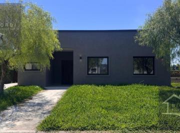 Casa · 153m² · 4 Ambientes · 3 Cocheras · Casa en Venta en Barrio Privado San Ramiro, Pilar del Este. 1000