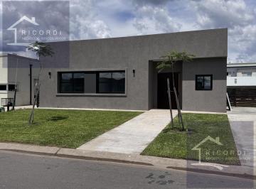 Casa · 160m² · 4 Ambientes · Casa 5 Ambientes en San Ramon, Pilar del Este.