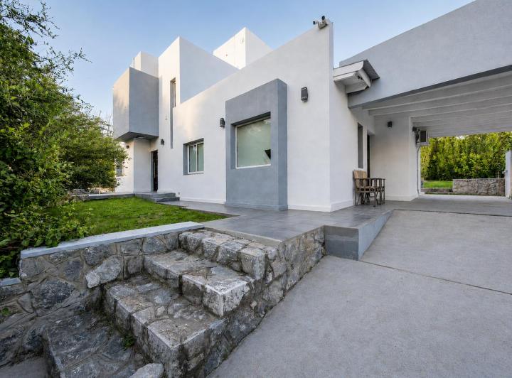 Casa · 230m² · 5 Ambientes · 2 Cocheras