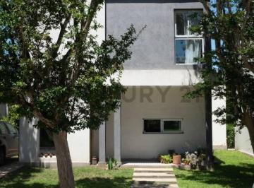 Casa · 175m² · 4 Ambientes · 2 Cocheras · Venta Casa, Barrio Cerrado con Portón