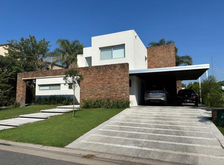 Casa · 403m² · 4 Dormitorios · 4 Cocheras