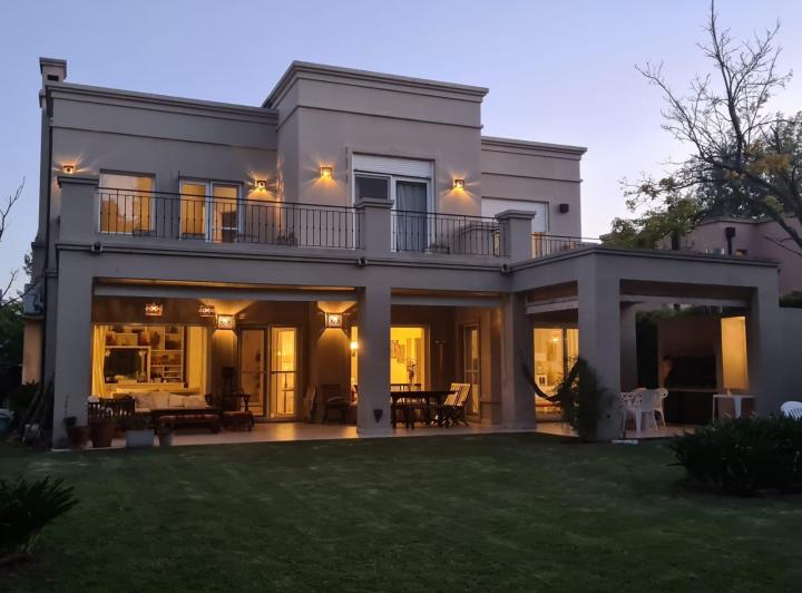 Casa · 290m² · 8 Ambientes · 4 Cocheras