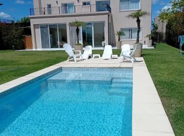 Casa · 176m² · 5 Ambientes · 2 Cocheras · Hermosa Casa en Golf en Lote Perimetral