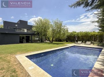 Casa · 334m² · 9 Ambientes · 2 Cocheras · Casa Muy Moderna