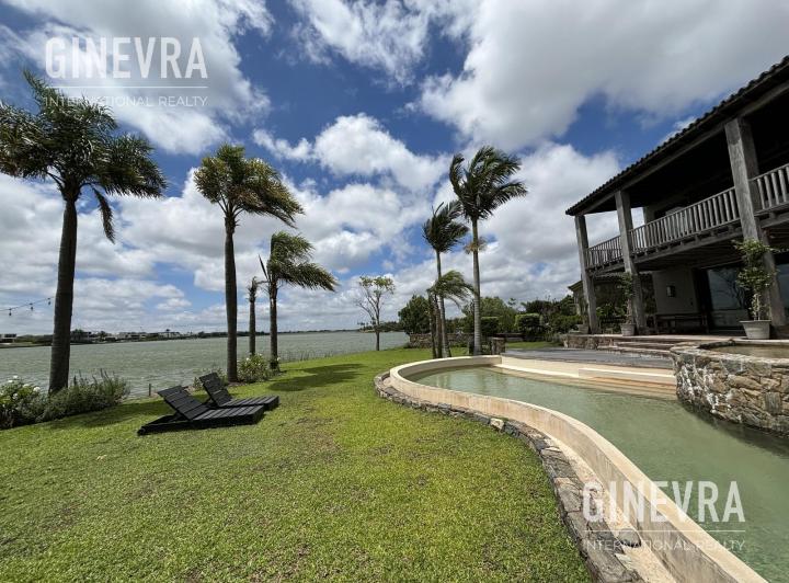 Casa · 600m² · 10 Ambientes · 4 Cocheras